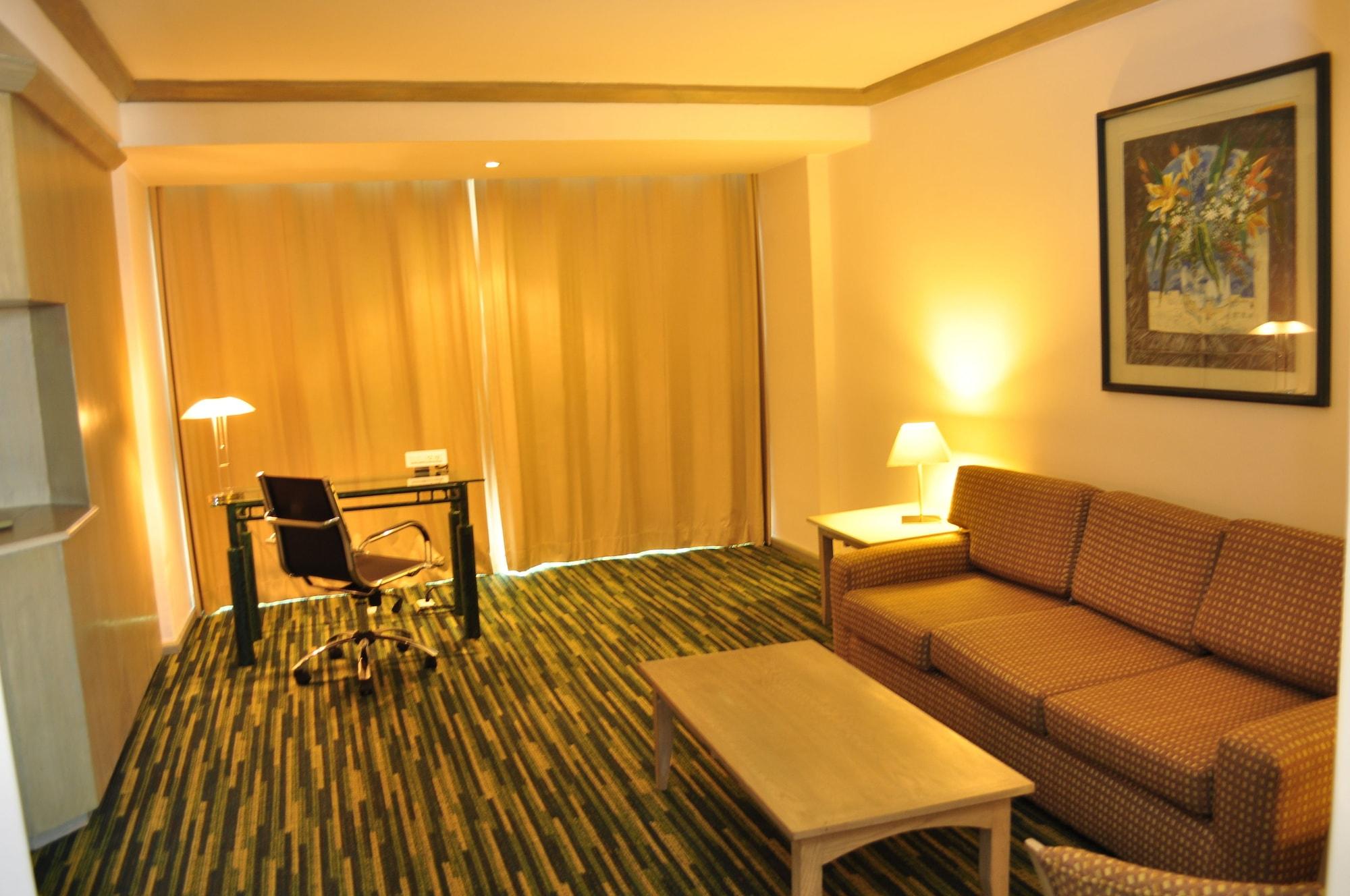 Radisson Paraiso Hotel Meksika Dış mekan fotoğraf A living room in a typical hotel suite